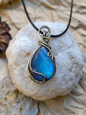 labradorite_crystal_handmade_necklace